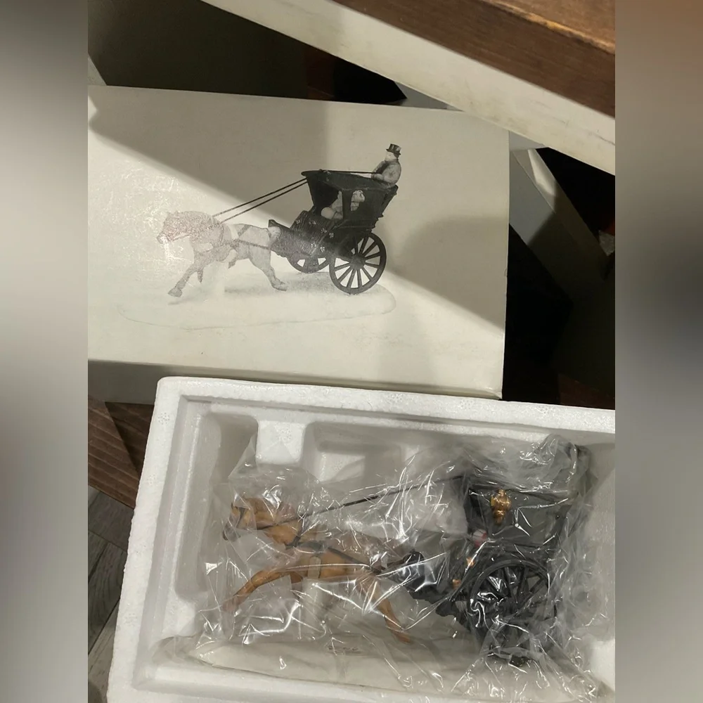 Dept 56 kings road cab Horse-Drawn‎ Carriage Figurine new